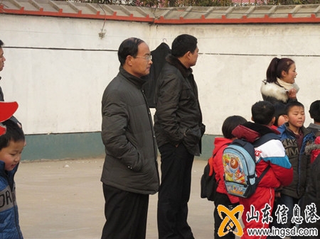 王良營校長和唐愛剛副校長在執(zhí)勤_副本.jpg