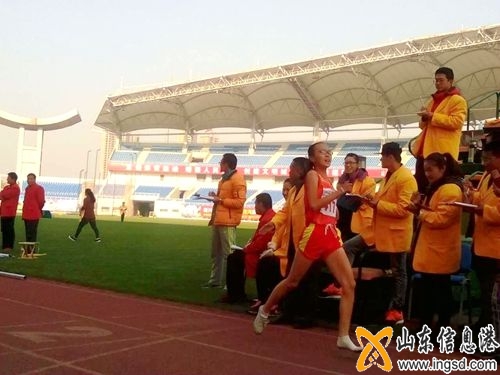 李雨璇在800米決賽中第一個(gè)沖過終點(diǎn)線1.jpg