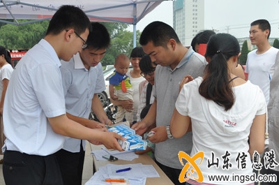 臨沂羅莊政府補貼節(jié)能燈受歡迎_副本.jpg