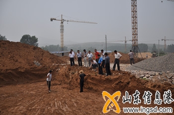 人大代表視察磨石溝社區(qū)建設(shè)_副本.jpg