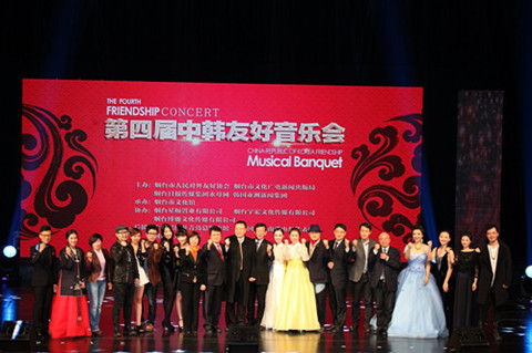 演出結(jié)束后貴賓和演出隊(duì)的團(tuán)體照_副本.jpg
