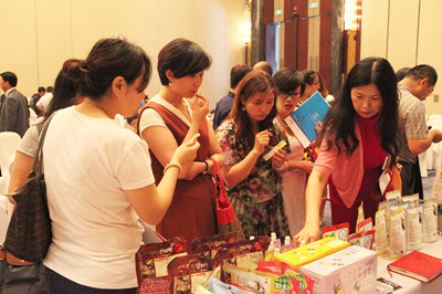 市民正在試吃韓國食品_副本.jpg